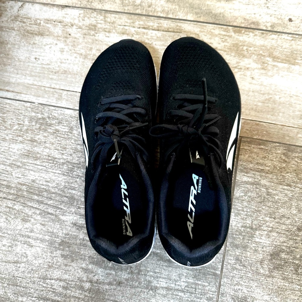 Altra Escalante running shoes, black/white, size 8